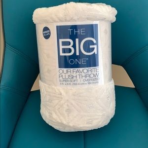 Oversized holiday throw